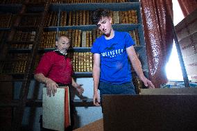 Manderscheid Library moving, historical books, book