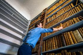 Manderscheid Library moving, historical books, book