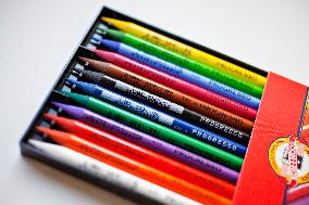 school supplies, crayons, crayon, color, colour, colors, colours, draw, drawing