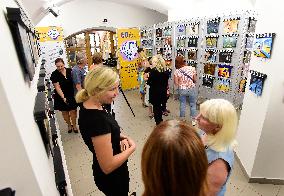 The exhibition of painted clapperboards