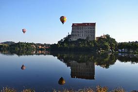 hot air balloon, balloons