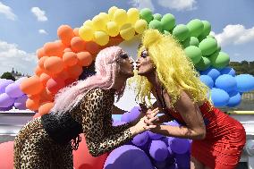 Prague Pride festival, Rainbow Cruise, kiss
