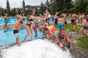 people enjoy a pile of snow in hot weather, swimming pool Nachod