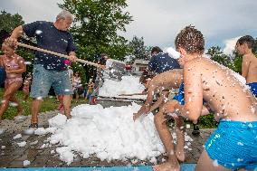 people enjoy a pile of snow in hot weather, swimming pool Nachod