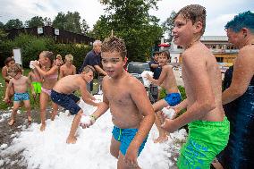 people enjoy a pile of snow in hot weather, swimming pool Nachod