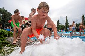 people enjoy a pile of snow in hot weather, swimming pool Nachod