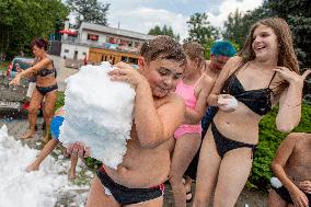 people enjoy a pile of snow in hot weather, swimming pool Nachod