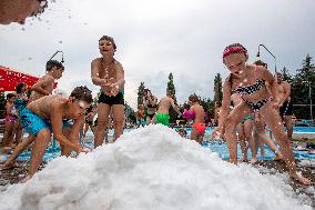 people enjoy a pile of snow in hot weather, swimming pool Nachod