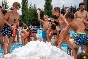 people enjoy a pile of snow in hot weather, swimming pool Nachod