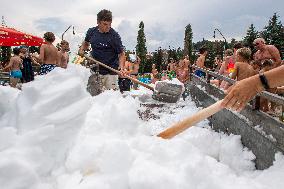 people enjoy a pile of snow in hot weather, swimming pool Nachod
