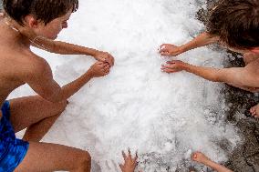 people enjoy a pile of snow in hot weather, swimming pool Nachod