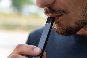 man, smokers, smoking, electronic e-cigarette JULL