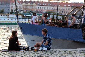 Rasinovo embankment, bars, food, drinks, people