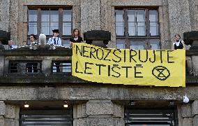 Extinction Rebellion movement protest in front of Transport Ministry