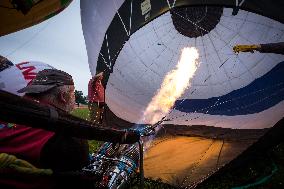 25 Balloons above Rozkos Lake, balloon fiesta, hot air balloon, filling