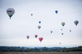 25 Balloons above Rozkos Lake, balloon fiesta, hot air balloon, balloons