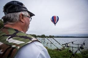 25 Balloons above Rozkos Lake, balloon fiesta, hot air balloon