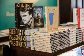 Milan Kundera's latest novel in Czech, Slavnost bezvyznamnosti, La fete de l'insignifiance, The Festival of Insignificance, book, books, bookstore