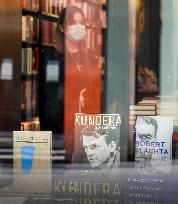 Milan Kundera's latest novel in Czech, Slavnost bezvyznamnosti, La fete de l'insignifiance, The Festival of Insignificance, book, books, bookstore