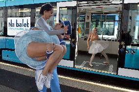 To Ballet with a Turquoise Ticket, ballet show in a tram