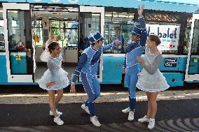 To Ballet with a Turquoise Ticket, ballet show in a tram