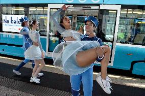 To Ballet with a Turquoise Ticket, ballet show in a tram