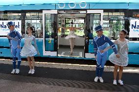 To Ballet with a Turquoise Ticket, ballet show in a tram