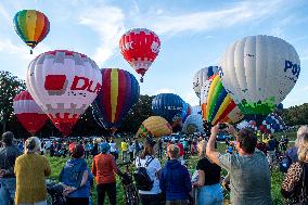 25 Balloons above Rozkos Lake, balloon fiesta, hot air balloon, balloons