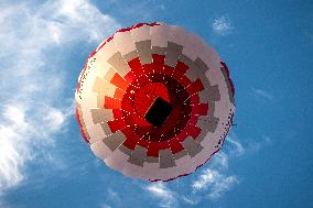 25 Balloons above Rozkos Lake, balloon fiesta, hot air balloon