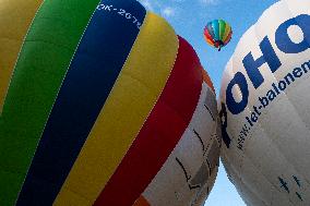 25 Balloons above Rozkos Lake, balloon fiesta, hot air balloon, balloons