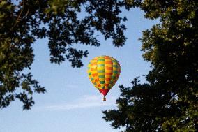 25 Balloons above Rozkos Lake, balloon fiesta, hot air balloon