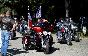 Exhibition ride of 800 Harley-Davidson, Indian and other motorcycles