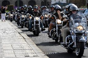 Exhibition ride of 800 Harley-Davidson, Indian and other motorcycles