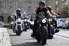 Exhibition ride of 800 Harley-Davidson, Indian and other motorcycles