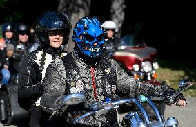 Exhibition ride of 800 Harley-Davidson, Indian and other motorcycles