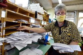 Czech Post started delivering the protective means to all seniors over 60, Czech Post's courier, postwoman, face masks and respirator