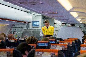 easyJet plane Airbus A319, safety precautions