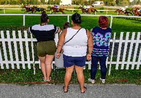 horse racing, spectator, spectators