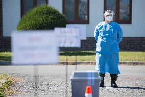 instructional video how to vote in quarantine covid-19, from car, face mask