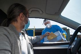 instructional video how to vote in quarantine covid-19, from car, face mask