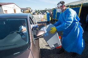 instructional video how to vote in quarantine covid-19, from car, face mask