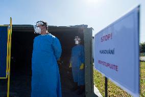 instructional video how to vote in quarantine covid-19, from car, face mask