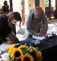 Rudolfinum, admirers, visitors, Czech Oscar-winning filmmaker Jiri Menzel, pay last farewell, condolence book