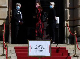 Rudolfinum, admirers, visitors, Czech Oscar-winning filmmaker Jiri Menzel, pay last farewell, condolence book