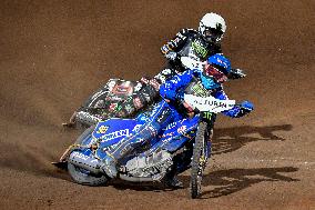 BARTOSZ ZMARZLIK, TAI WOFFINDEN