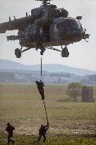 NATO Days and Czech Military Air Forces Days 2020, 102nd Reconnaissance Battalion, helicopter, soldiers