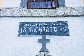 the Schmidt family tomb in Annin, Dlouha Ves