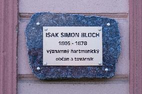the memorial plaque Isak Simon Bloch