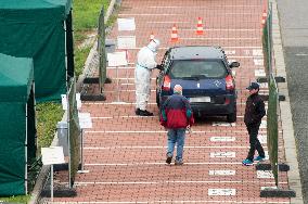 Drive-in points, election, vote, people, voting cards, regional election, Pardubice