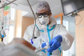 Hospitalised coronavirus patients, doctors, mask, General University Hospital in Prague